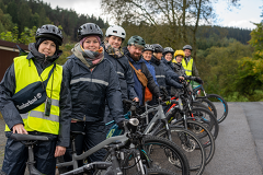 (c)Dialog Milch NRW: Gruppenbild im Laufstall - Der tolle Außenklima-Stall der Bornemann KG in Diemelsee überzeugte die Milkfluencer