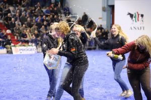 (c)Foto Giovanni De Luca/Allevatori Top: Deutsche Jungzüchterinnen freuen sich über ihre Erfolge auf der 7. Junior Open Show in Cremona